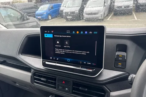 CX74XWZ Volkswagen Crafter 2.0 TDI CR35 Commerce FWD MWB High Roof Euro 6 (s/s) 5dr Thumbnail #18