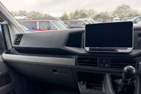 CX74XWZ Volkswagen Crafter 2.0 TDI CR35 Commerce FWD MWB High Roof Euro 6 (s/s) 5dr Thumbnail #21