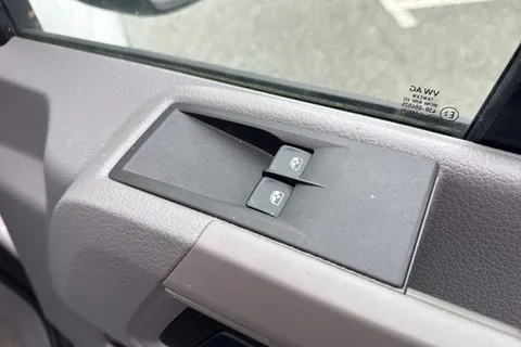 CX74XWZ Volkswagen Crafter 2.0 TDI CR35 Commerce FWD MWB High Roof Euro 6 (s/s) 5dr Thumbnail #22