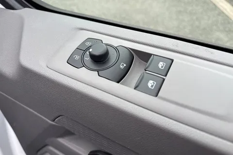 CX25LLM Volkswagen Transporter 2.0 TDI T28 Commerce Plus FWD SWB Euro 6 (s/s) 5dr Thumbnail #20
