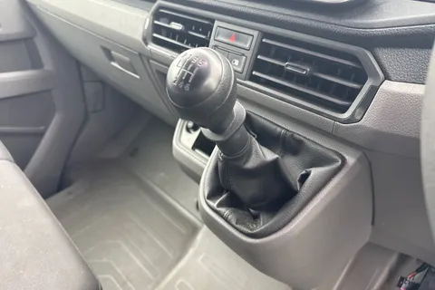 CX74XWZ Volkswagen Crafter 2.0 TDI CR35 Commerce FWD MWB High Roof Euro 6 (s/s) 5dr Thumbnail #24