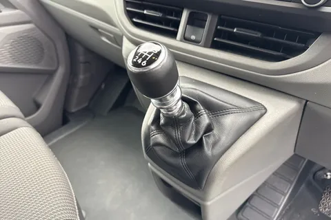 CX25LLM Volkswagen Transporter 2.0 TDI T28 Commerce Plus FWD SWB Euro 6 (s/s) 5dr Thumbnail #22