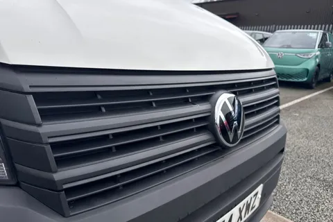 CX74XWZ Volkswagen Crafter 2.0 TDI CR35 Commerce FWD MWB High Roof Euro 6 (s/s) 5dr Thumbnail #26
