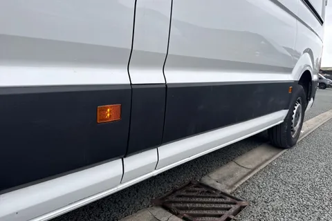 CX74XWZ Volkswagen Crafter 2.0 TDI CR35 Commerce FWD MWB High Roof Euro 6 (s/s) 5dr Thumbnail #28