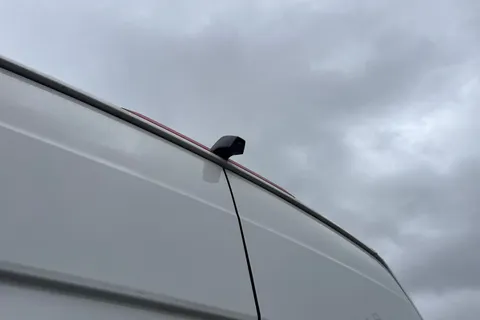 CX74XWZ Volkswagen Crafter 2.0 TDI CR35 Commerce FWD MWB High Roof Euro 6 (s/s) 5dr Thumbnail #30