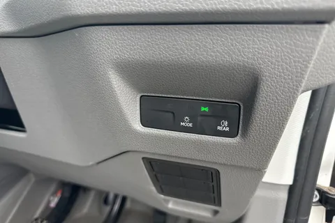 CX74XWZ Volkswagen Crafter 2.0 TDI CR35 Commerce FWD MWB High Roof Euro 6 (s/s) 5dr Thumbnail #31