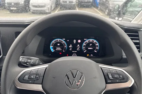 CX74XWZ Volkswagen Crafter 2.0 TDI CR35 Commerce FWD MWB High Roof Euro 6 (s/s) 5dr Thumbnail #32