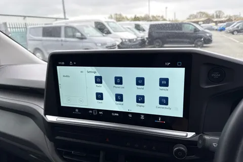 CX25LLM Volkswagen Transporter 2.0 TDI T28 Commerce Plus FWD SWB Euro 6 (s/s) 5dr Thumbnail #31