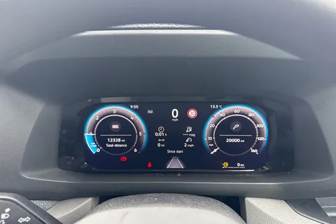 CX74XWZ Volkswagen Crafter 2.0 TDI CR35 Commerce FWD MWB High Roof Euro 6 (s/s) 5dr Thumbnail #33