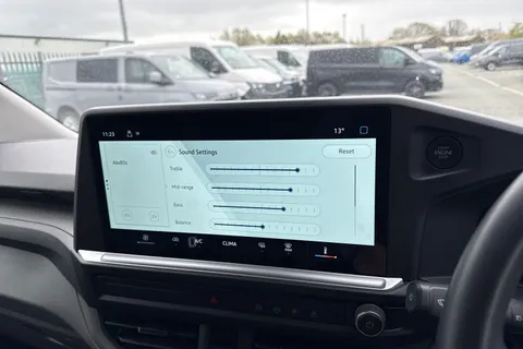 CX25LLM Volkswagen Transporter 2.0 TDI T28 Commerce Plus FWD SWB Euro 6 (s/s) 5dr Thumbnail #32