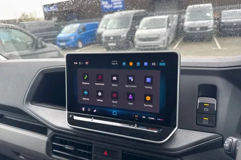 CX74XWZ Volkswagen Crafter 2.0 TDI CR35 Commerce FWD MWB High Roof Euro 6 (s/s) 5dr Thumbnail #35