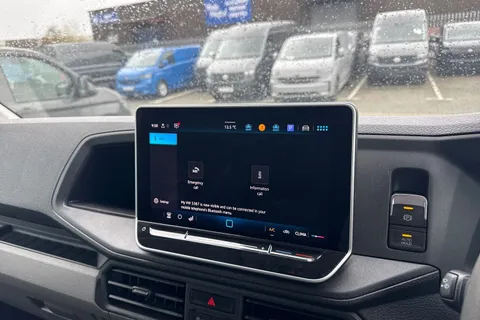 CX74XWZ Volkswagen Crafter 2.0 TDI CR35 Commerce FWD MWB High Roof Euro 6 (s/s) 5dr Thumbnail #36