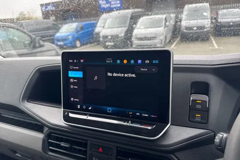 CX74XWZ Volkswagen Crafter 2.0 TDI CR35 Commerce FWD MWB High Roof Euro 6 (s/s) 5dr Thumbnail #37