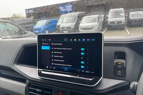 CX74XWZ Volkswagen Crafter 2.0 TDI CR35 Commerce FWD MWB High Roof Euro 6 (s/s) 5dr Thumbnail #39