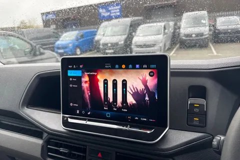 CX74XWZ Volkswagen Crafter 2.0 TDI CR35 Commerce FWD MWB High Roof Euro 6 (s/s) 5dr Thumbnail #40