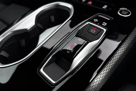  Audi A6 Saloon 2.0 e-hybrid 25.9kWh S line S Tronic quattro Euro 6 (s/s) 4dr Thumbnail #23