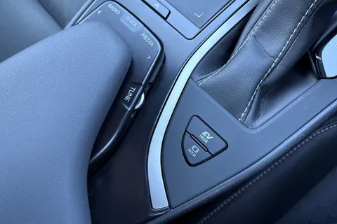 DF21UGR Lexus Ux 2.0 250h E-CVT Euro 6 (s/s) 5dr Thumbnail #59