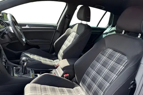 VK67ZVR Volkswagen Golf 2.0 TDI GTD Euro 6 (s/s) 5dr Thumbnail #17