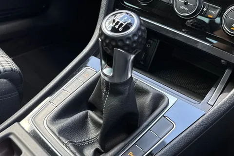 VK67ZVR Volkswagen Golf 2.0 TDI GTD Euro 6 (s/s) 5dr Thumbnail #24