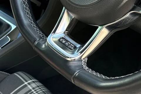 VK67ZVR Volkswagen Golf 2.0 TDI GTD Euro 6 (s/s) 5dr Thumbnail #31