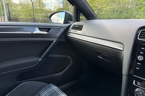 VK67ZVR Volkswagen Golf 2.0 TDI GTD Euro 6 (s/s) 5dr Thumbnail #47