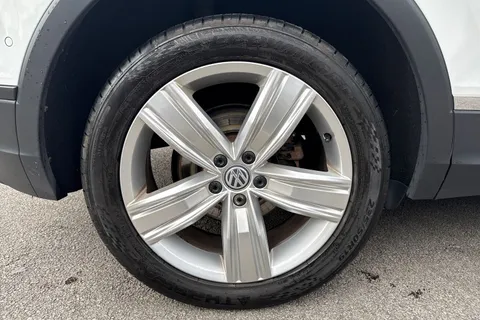 YK70XZO Volkswagen Tiguan 2.0 TDI Match DSG 4Motion Euro 6 (s/s) 5dr Thumbnail #11