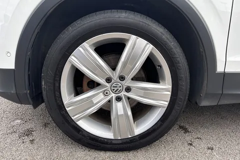 YK70XZO Volkswagen Tiguan 2.0 TDI Match DSG 4Motion Euro 6 (s/s) 5dr Thumbnail #12