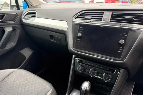 YK70XZO Volkswagen Tiguan 2.0 TDI Match DSG 4Motion Euro 6 (s/s) 5dr Thumbnail #21