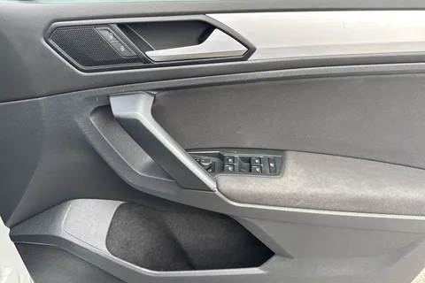 YK70XZO Volkswagen Tiguan 2.0 TDI Match DSG 4Motion Euro 6 (s/s) 5dr Thumbnail #22