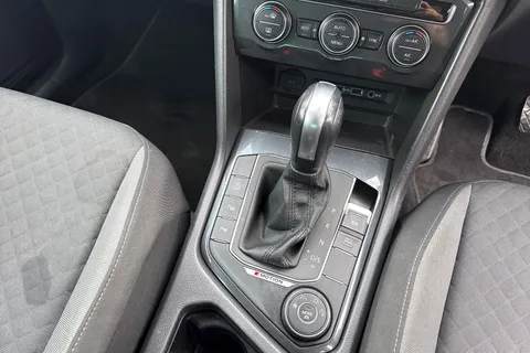 YK70XZO Volkswagen Tiguan 2.0 TDI Match DSG 4Motion Euro 6 (s/s) 5dr Thumbnail #24