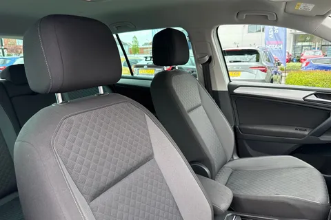 YK70XZO Volkswagen Tiguan 2.0 TDI Match DSG 4Motion Euro 6 (s/s) 5dr Thumbnail #25