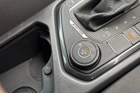 YK70XZO Volkswagen Tiguan 2.0 TDI Match DSG 4Motion Euro 6 (s/s) 5dr Thumbnail #45