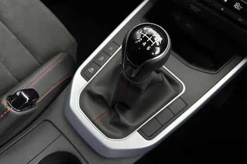 19 of 41 for SEAT ARONA 1.0 TSI 110 FR Sport 5dr