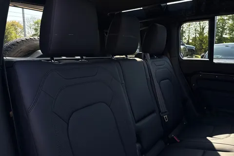 Land Rover Defender 110 3.0 D250 MHEV X-Dynamic SE Auto 4WD Euro 6 (s/s) 5dr Thumbnail #13