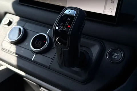 Land Rover Defender 110 3.0 D250 MHEV X-Dynamic SE Auto 4WD Euro 6 (s/s) 5dr Thumbnail #17