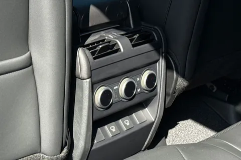 Land Rover Defender 110 3.0 D250 MHEV X-Dynamic SE Auto 4WD Euro 6 (s/s) 5dr Thumbnail #26