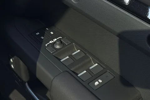 Land Rover Defender 110 3.0 D250 MHEV X-Dynamic SE Auto 4WD Euro 6 (s/s) 5dr Thumbnail #32