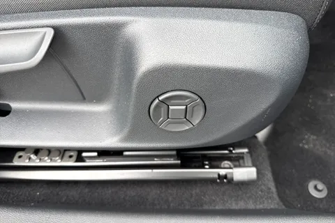  Volkswagen T-Roc 1.5 eTSI MHEV R-Line DSG Euro 6 (s/s) 5dr Thumbnail #32