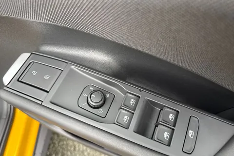  Volkswagen T-Roc 1.5 eTSI MHEV Life DSG Euro 6 (s/s) 5dr Thumbnail #21
