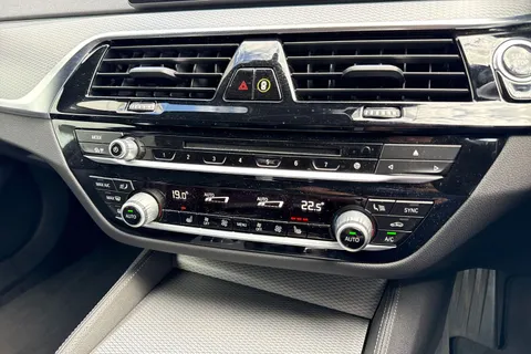 HJ68MYA BMW 5 Series 3.0 530d M Sport Touring Auto Euro 6 (s/s) 5dr Thumbnail #23