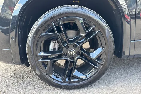 CX25ZRZ Volkswagen Tayron 1.5 eTSI R-Line 5dr DSG7 7 Seat ⭐Pan Roof, 20' York Alloys, Comfort Pack⭐ Thumbnail #13