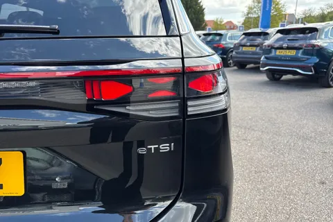 CX25ZRZ Volkswagen Tayron 1.5 eTSI R-Line 5dr DSG7 7 Seat ⭐Pan Roof, 20' York Alloys, Comfort Pack⭐ Thumbnail #27