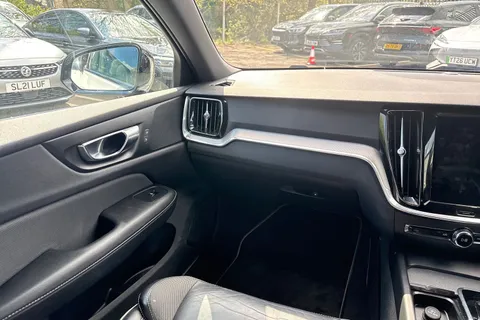 SR70GZJ Volvo V60 2.0 B3 MHEV R-Design Auto Euro 6 (s/s) 5dr Thumbnail #16