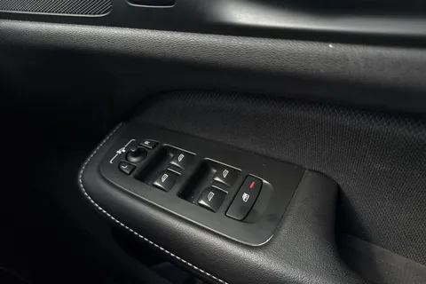SR70GZJ Volvo V60 2.0 B3 MHEV R-Design Auto Euro 6 (s/s) 5dr Thumbnail #19