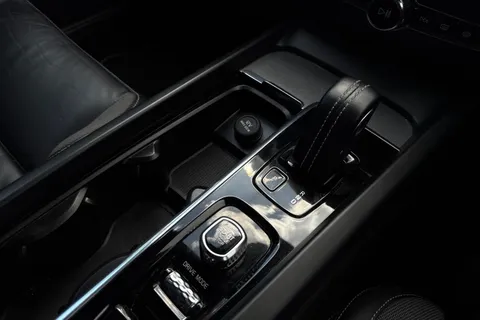 SR70GZJ Volvo V60 2.0 B3 MHEV R-Design Auto Euro 6 (s/s) 5dr Thumbnail #21