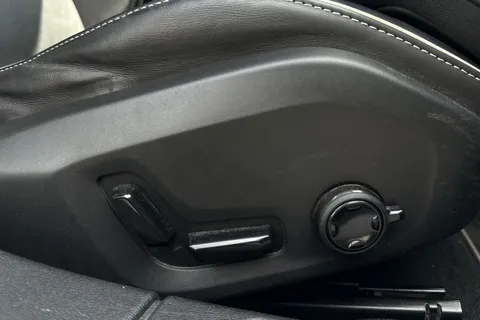 SR70GZJ Volvo V60 2.0 B3 MHEV R-Design Auto Euro 6 (s/s) 5dr Thumbnail #31