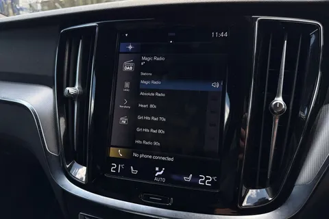 SR70GZJ Volvo V60 2.0 B3 MHEV R-Design Auto Euro 6 (s/s) 5dr Thumbnail #32