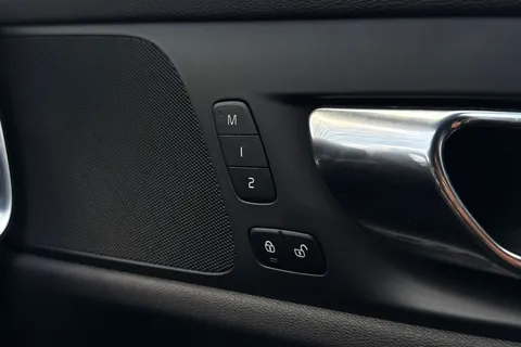 SR70GZJ Volvo V60 2.0 B3 MHEV R-Design Auto Euro 6 (s/s) 5dr Thumbnail #38