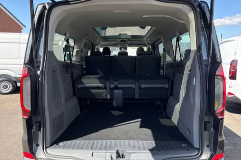 MF26FHJ Volkswagen Transporter Shuttle Style 286ps 65kwh electric Thumbnail #10