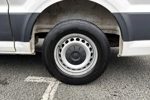 DL71YBK Volkswagen Crafter 2.0 TDI CR35 Trendline FWD MWB Euro 6 (s/s) 5dr Thumbnail #11